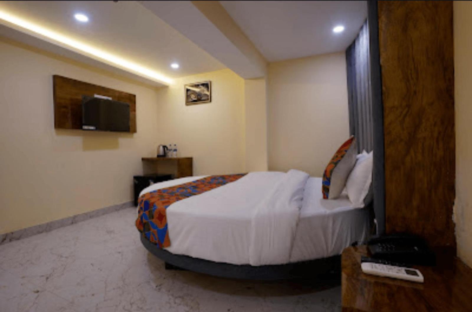 Crystal Goregaon West Hotel Bombay